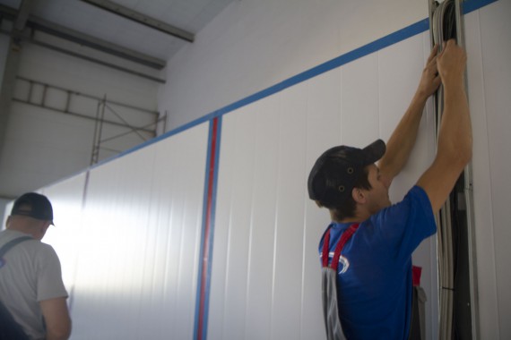 Установка камеры покраски на Заводе по производству дизельных двигателей в Астане (Казахстан)