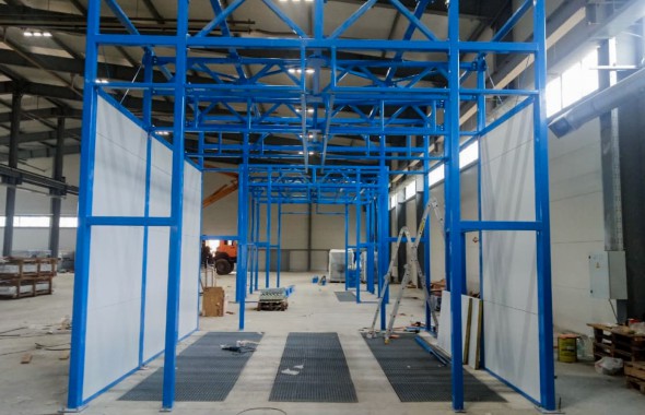 Комплекс подготовки и покраски для деталей с подвесной транспортной системой SPK Комплекс подготовки и покраски для деталей с подвесной транспортной системой SPK GROUP