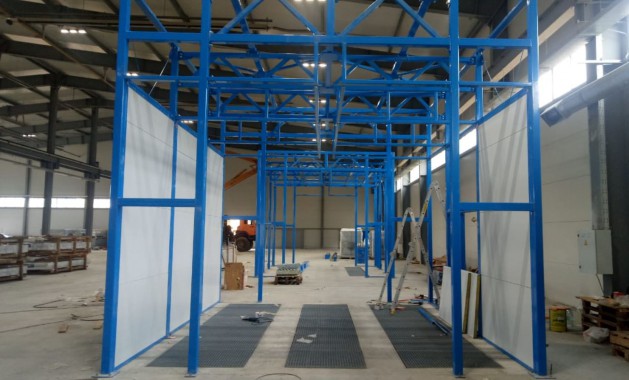 Комплекс подготовки и покраски для деталей с подвесной транспортной системой SPK Комплекс подготовки и покраски для деталей с подвесной транспортной системой SPK GROUP